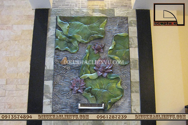 Phù điêu hoa sen với gam màu rực rỡ